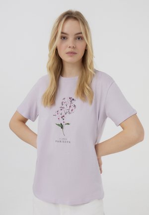 T-shirt di cotone viola chiaro con maniche corte, dotato di una grafica floreale e con la scritta "Le Jardin Parisien" stampata sotto.