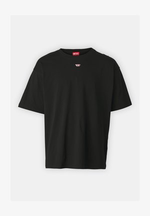 T-shirt preta de manga curta feita de algodão, com um decote redondo e um pequeno logótipo vermelho no peito. Design simples e corte reto.