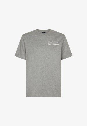 Šedé bavlněné tričko s kulatým výstřihem a krátkými rukávy, se bílým textem na přední straně: "Surfová společnost budoucnosti." Měkká, hladká textura.