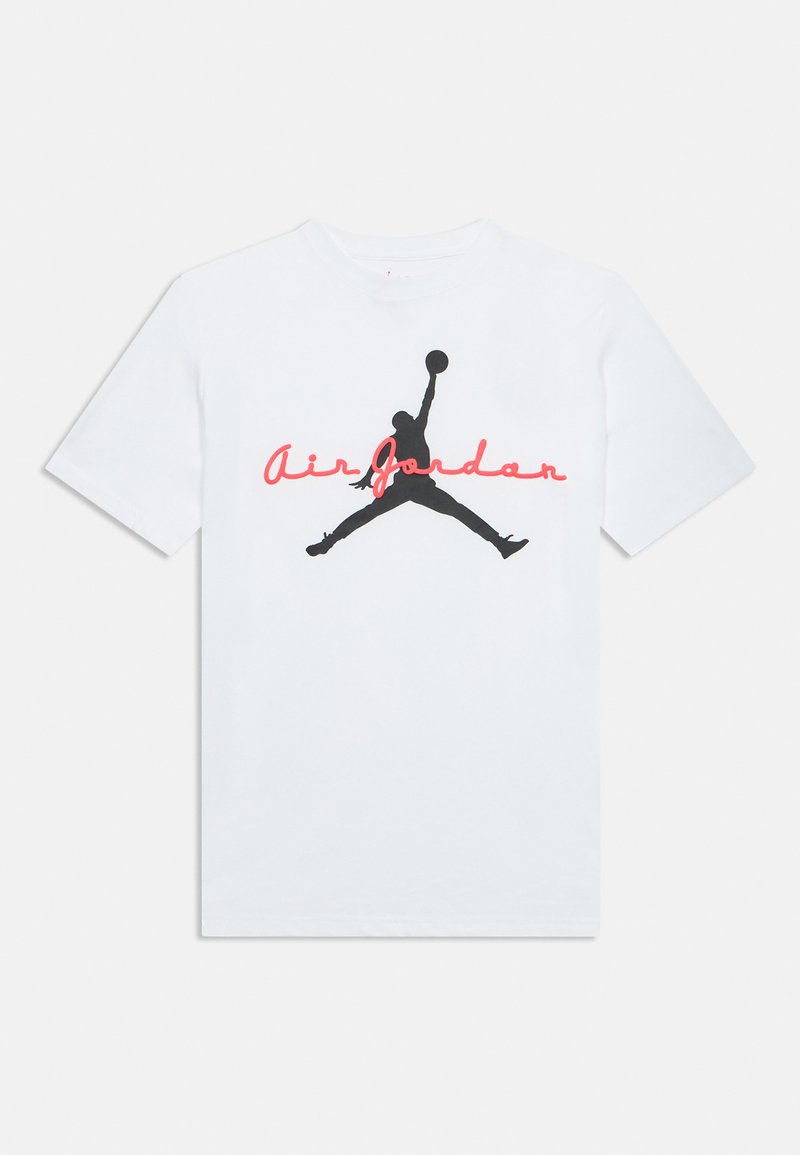 Λευκό κοντομάνικο T-shirt με μαύρη σιλουέτα Jumpman και κόκκινο κείμενο "Air Jordan" στο στήθος.