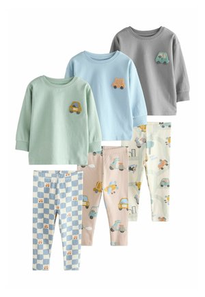 Set aus vier Kinderoutfits: drei Langarmshirts in Blau, Grün und Grau sowie Leggings mit Auto-Mustern in verschiedenen Farben und Designs.