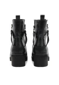 Botine negre din piele, cu un finisaj texturat, tocuri groase și bucle de prindere cu accente de curea pe fiecare parte.