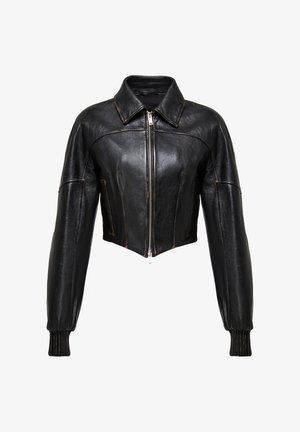 Juoda odinė trumpa striukė su smailiu apykakle, priekiniais užtrauktukais ir raukinėtais rankogaliais. Išskirtinumas – matomi siūlai, suteikiantys papildomą detalę.