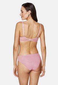 Różowy zestaw bielizny składający się z biustonosza z koronkowym tyłem z regulowanymi ramiączkami oraz pasujących majtek o wysokim stanie, gładka tekstura i subtelny połysk.