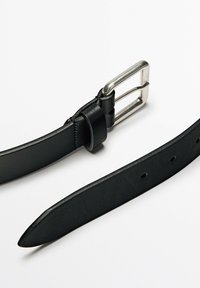 Cintura in pelle nera con una fibbia rettangolare argentata, con una finitura liscia e fori distribuiti uniformemente lungo la cinghia per le regolazioni della misura.