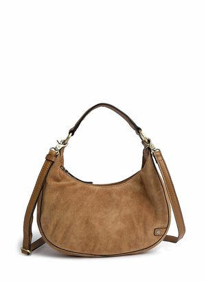 Sac à main en daim marron en forme de croissant avec poignée courte et bandoulière longue réglable, fermeture éclair et petite plaque métallique logo.