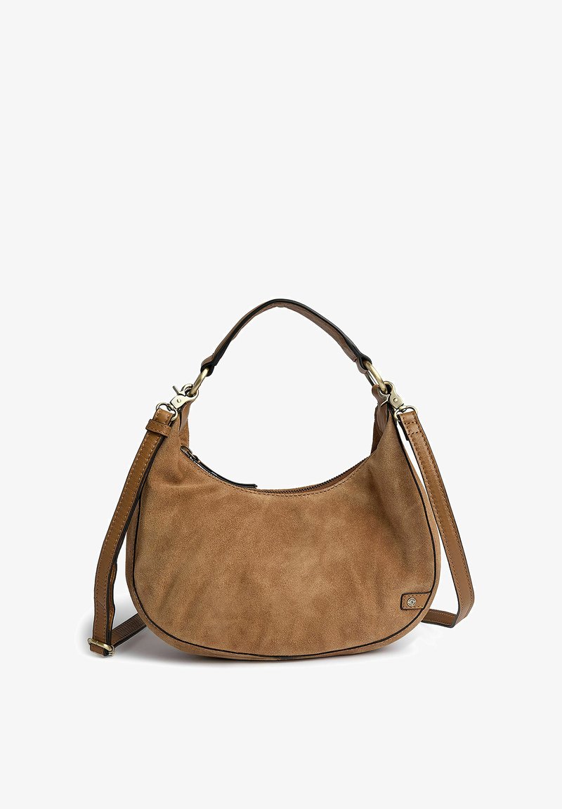 Sac à main en daim marron en forme de croissant avec poignée courte et bandoulière longue réglable, fermeture éclair et petite plaque métallique logo.