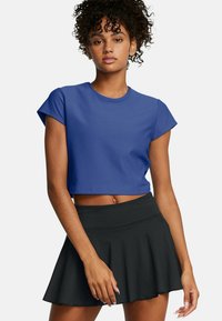 Blå randig crop top med korta ärmar, kombinerad med en svart utsv�ängd kjol. Outfitten har en smal passform och mjuk tygtextur.