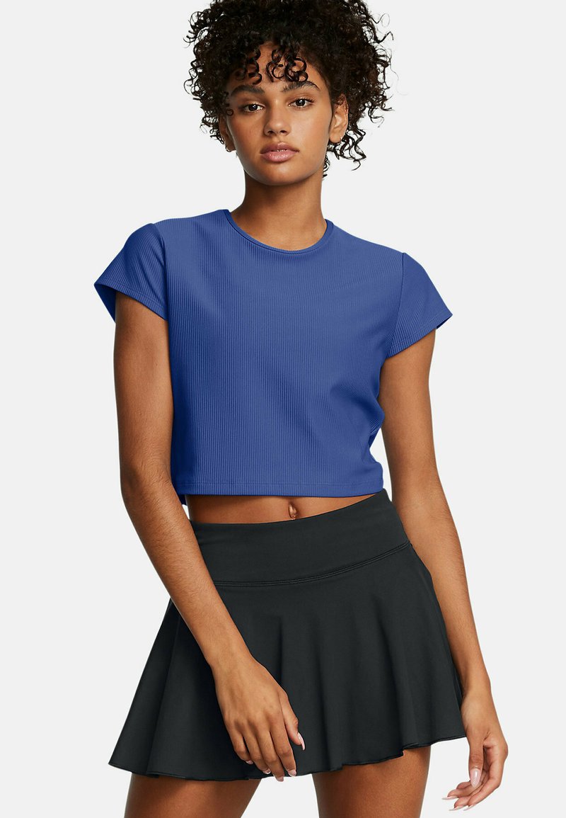Blå randig crop top med korta ärmar, kombinerad med en svart utsvängd kjol. Outfitten har en smal passform och mjuk tygtextur.