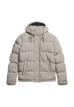 Chaqueta acolchada aislante de color gris claro con capucha, cierres a presión y dos bolsillos frontales. Presenta un diseño acolchado y puños elásticos.
