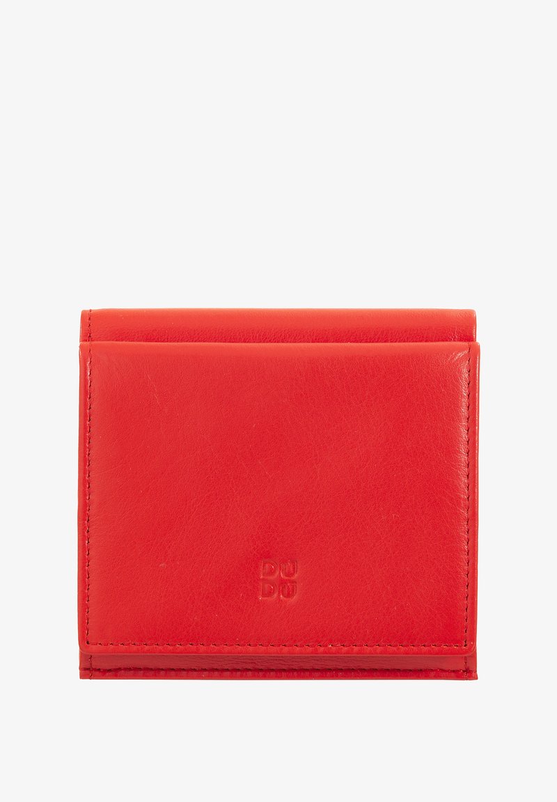 Billetera de cuero rojo con textura suave, forma rectangular y logo en relieve. Presenta un diseño plegable y bordes cosidos de manera ordenada.