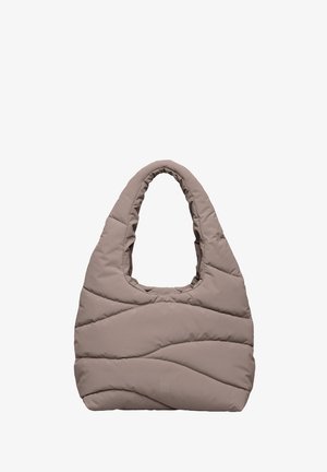 Polstret beige togvindue med en bred åbning og runde håndtag, der har et quiltet mønster og en diskret logo detalje på den nederste venstre side.