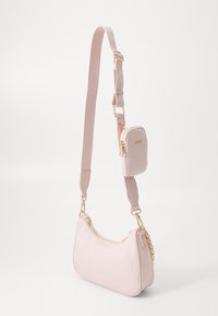 Borsa a spalla in tessuto rosa con forma curvata, dotata di zip dorata, dettaglio a catena e pochette staccabile sulla tracolla regolabile.