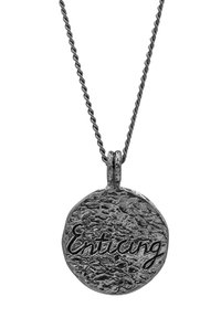 Sillverhalsband med en texturerad rund medaljong där ordet "Fängslande" är ingraverat i en elegant skrift.