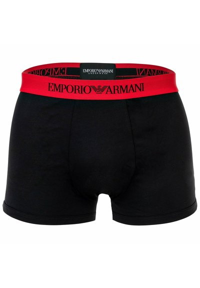 Boxer-briefs noirs avec une ceinture rouge arborant le logo "Emporio Armani". Fabriqués en matériau doux avec une texture lisse et un design ajusté.