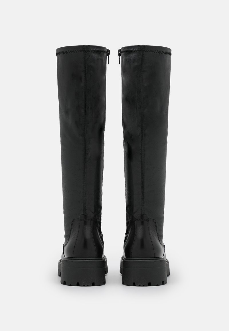 Bottes noires montant jusqu'au genou en cuir texturé, dotées d'une fermeture éclair sur le côté et de semelles en caoutchouc épaisses avec un motif à relief pour une meilleure adhérence.