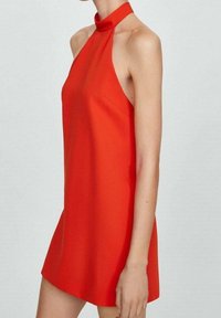 Rode halter mini-jurk met hoge halslijn, rechte snit en een gladde textuur. Beschikt over een split aan de zijkant en geen zichtbare hardware of patronen.