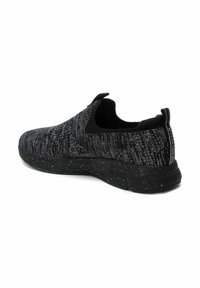 Zapatilla de slip-on negra y gris con parte superior de punto texturizado, acentos negros sólidos y suela negra moteada. Sin cordones ni cierres visibles.