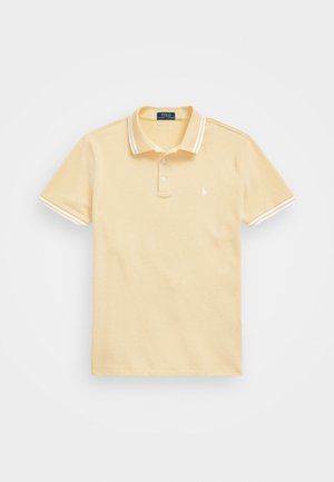 Polo in morbido cotone giallo chiaro, con colletto classico, patta con tre bottoni e dettagli a strisce bianche su colletto e maniche.