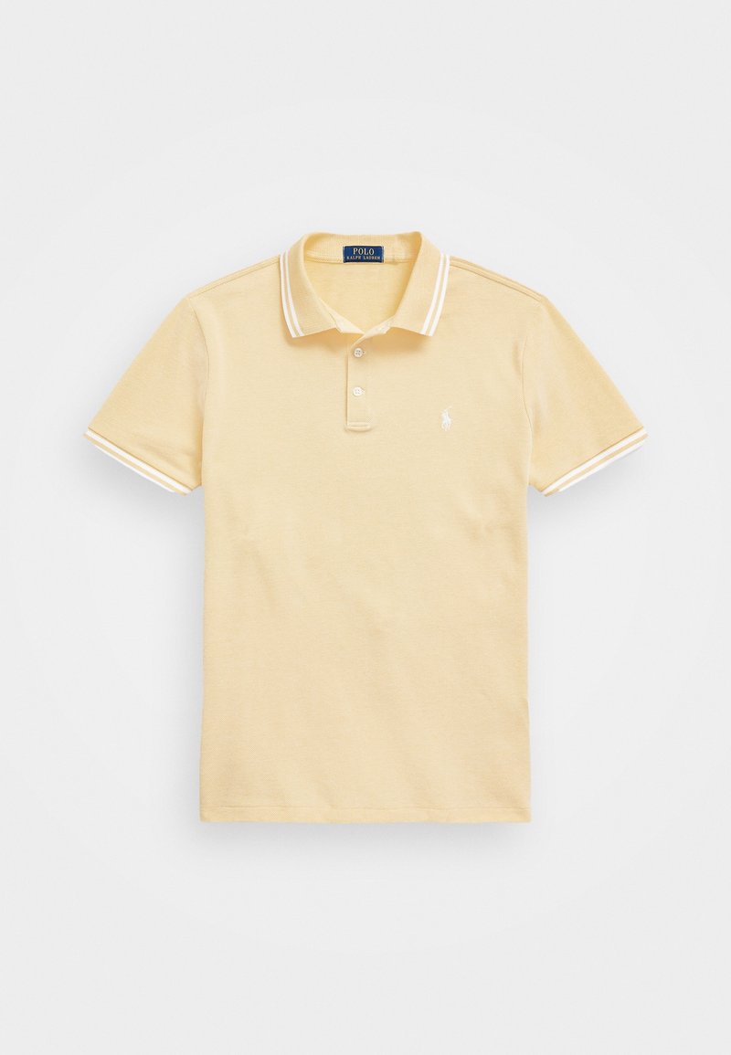 Pikétröja i mjuk gul bomull med klassisk krage, treknappslås och vita randiga detaljer på kragen och ärmarna.