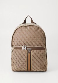 Bruine textielrugzak met een monogrampatroon, een voorvak met rits, leren accenten en verstelbare riemen.