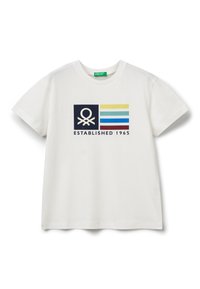 Bílé bavlněné tričko s grafikou obsahující námořnicky modrý čtverec, žluté a modré vodorovné pruhy a text "ESTABLISHED 1965" pod nimi.