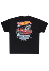 Černé bavlněné tričko s barevným potiskem červeného auta, s textem "Hot Wheels" a "Night Shifter", na kostkovaném pozadí.