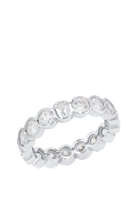 Anillo de banda de plata con piedras claras en forma circular, que presenta un diseño alternante con scallop, acabado pulido y engastes de garras visibles.