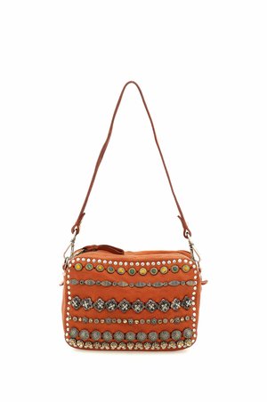 Piccola borsa a tracolla marrone in pelle decorata con file di borchie decorative colorate e argentate e decorazioni floreali in metallo.