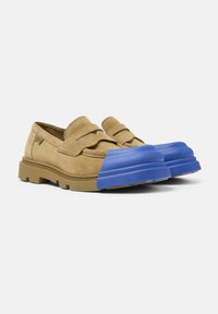 Beige Wildlederloafers mit einer blauen Gummikappe und brauner Laufsohle. Verfügt über ein gestepptes Design und eine geschichtete Silhouette.