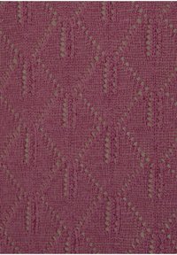 Strickstoff in sanftem Mauve mit einem Diamantmuster, das durchbrochene Details und eine strukturierte Oberfläche aufweist und ein zartes Erscheinungsbild verleiht.