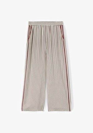 Pantalon blanc à jambes larges avec fines rayures rouges verticales et taille élastique, poches latérales soulignées de rouge.
