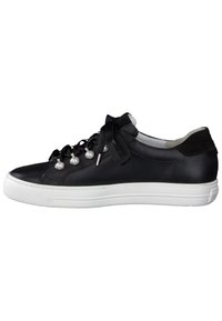 Zwarte lederen sneaker met een gestructureerd oppervlak, witte rubberen zool, vetersluiting met zwarte satijnen linten en decoratieve zilveren hardware.