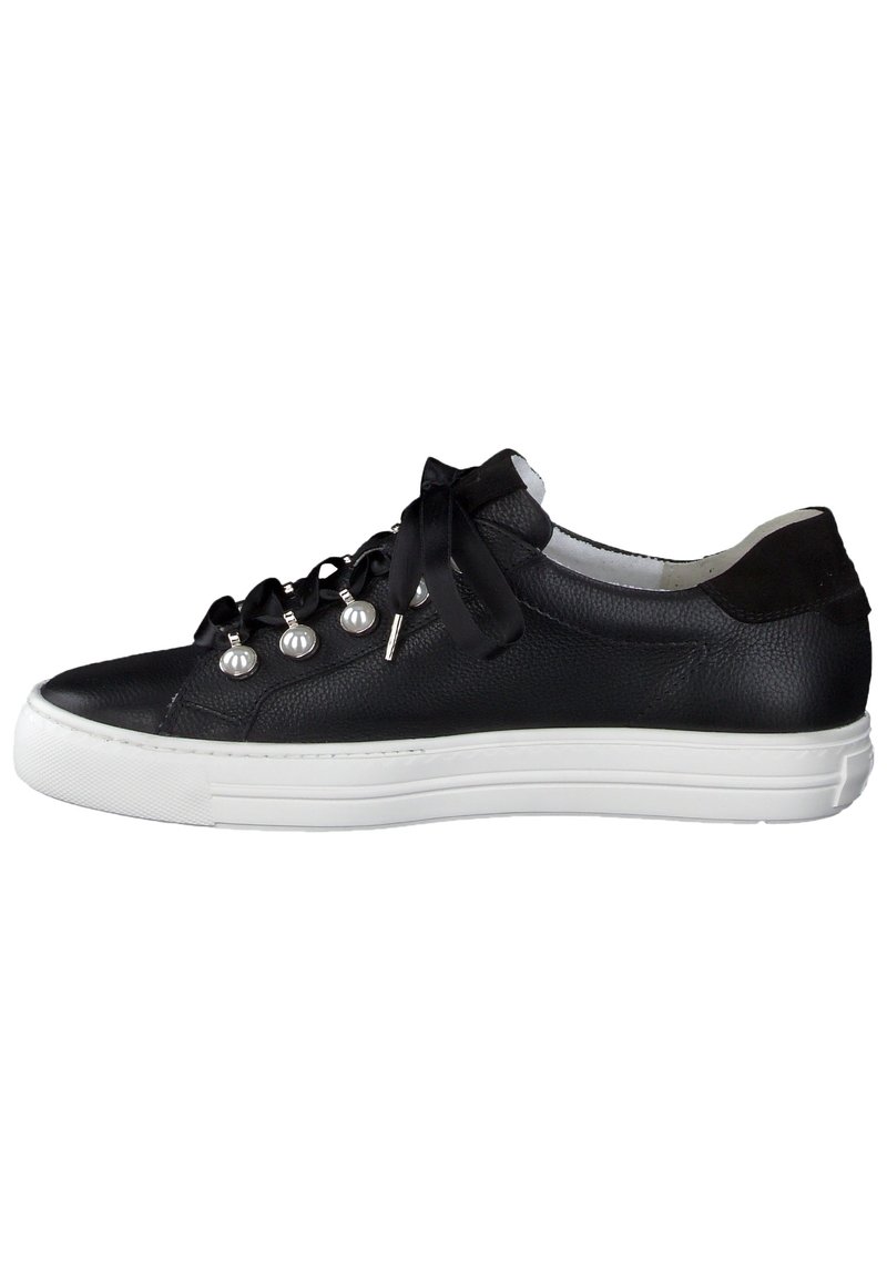 Zwarte lederen sneaker met een gestructureerd oppervlak, witte rubberen zool, vetersluiting met zwarte satijnen linten en decoratieve zilveren hardware.
