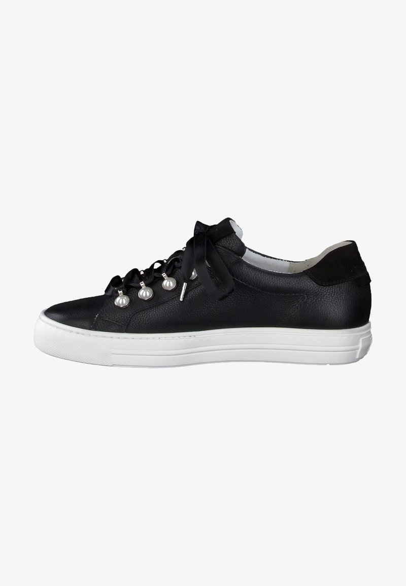 Zwarte lederen sneaker met een gestructureerd oppervlak, witte rubberen zool, vetersluiting met zwarte satijnen linten en decoratieve zilveren hardware.