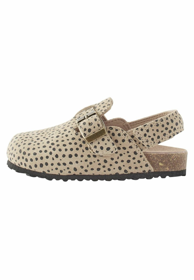 Beige Wildlederclogs mit schwarzen Punkten, runder Zehenpartie, verstellbarem Schnallenriemen und strukturiertem Gummisohle für besten Halt und Langlebigkeit.