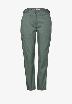 Pantalons verts, légers, à coupe droite avec une fermeture à bouton, deux poches latérales et une poche zippée au niveau de la jambe. Texture douce et finition légèrement brillante.