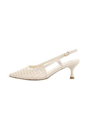 Hvid vævet spids tå slingback hæl med tynd justerbar rem og buet kitten hæl på hvid baggrund.