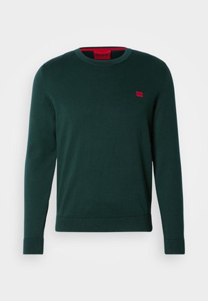 Donkergroen gebreid sweater met een ronde halslijn, ribgebreide manchetten en zoom. Bevat een klein rood logo op de borst. Zachte textuur.