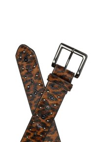 Cinturón de cuero con estampado de leopardo y detalles de tachuelas, que presenta varios adornos metálicos y una hebilla de tono plateado. Acabado texturizado.