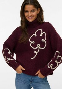 Burgundska turtleneck pulover, izdelan iz teksturiranega pletenega materiala, z belimi cvetličnimi vzorci na telesu in rokavih. Priložnostna prileganje.