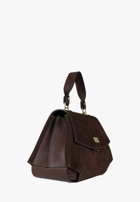 Borsa a mano in camoscio marrone e pelle con forma strutturata, manico superiore, ferrature dorate e patta pieghevole con sottili dettagli cuciti.