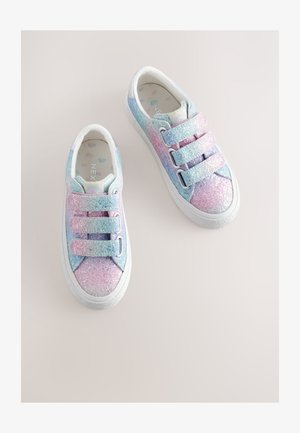 Scarpe da ginnastica per bambini con glitter arcobaleno pastello e tre cinturini in Velcro su uno sfondo chiaro, inclinate con le punte rivolte verso l'alto.