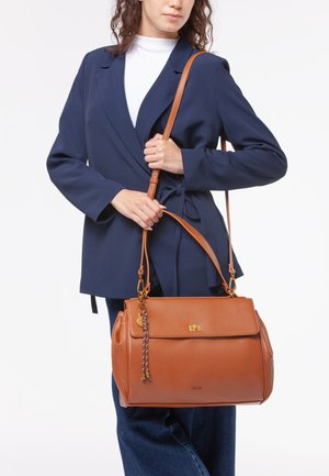 Borsa a mano in pelle marrone con una forma strutturata, dotata di un manico superiore e una tracolla removibile, impreziosita da dettagli intrecciati e hardware dorato.