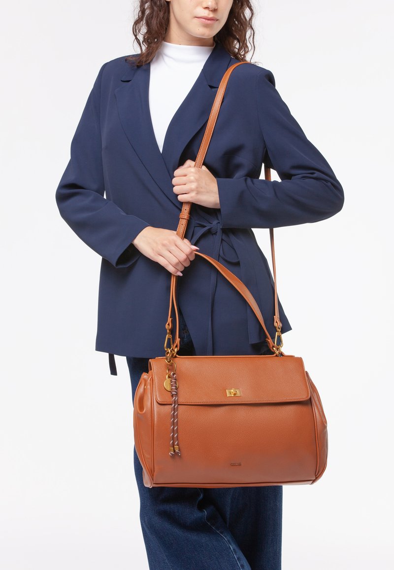 Borsa a mano in pelle marrone con una forma strutturata, dotata di un manico superiore e una tracolla removibile, impreziosita da dettagli intrecciati e hardware dorato.