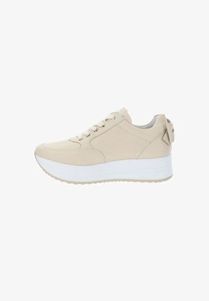 Beige sneaker met een glad leren bovenwerk, witte chunky zool, vetersluiting en een subtiele strikdetail op de achterkant van de hak.