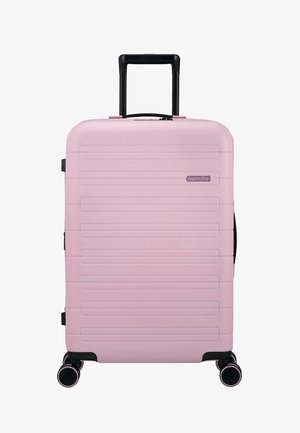Valise rigide rose avec des rainures horizontales, accents noirs, poignée télescopique et quatre roues multidirectionnelles pour un transport facile.
