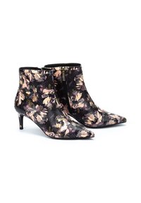 Botas de tobillo con estampado floral en un material negro texturizado, con punta afilada y un tacón delgado, y un detalle de cremallera lateral.