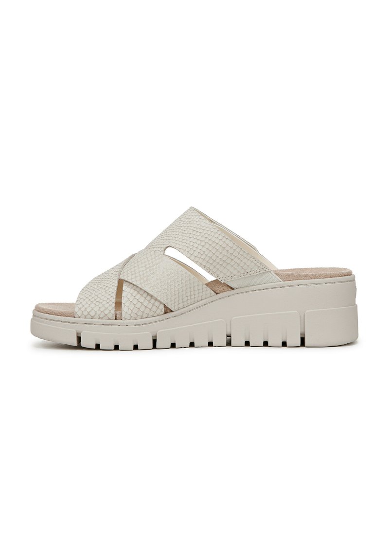 Witte nep lederen slide sandaal met een textuur geweven bovenkant, open zijkanten en een contrasterende chunky zool met geribbelde details.