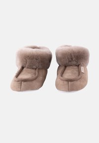 Pantofole in ecopelle beige con un soffice risvolto superiori marrone chiaro, dotate di un morbido sottopiede e una suola bianca testurizzata per una migliore aderenza.
